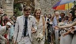 Brautpaar nach Hochzeit im Konfettiregen