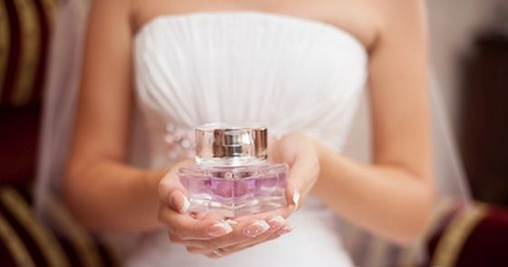 Braut mit Parfum im Flacon