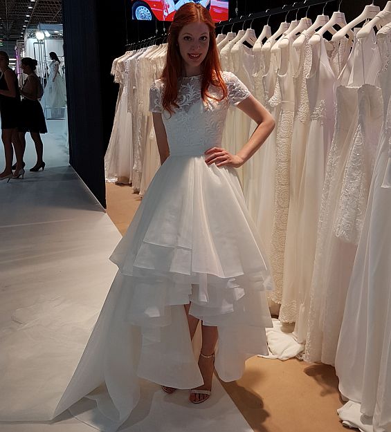 Brautkleid mit unregelm&auml;&szlig;ig hohem Saum