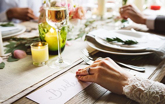 Braut an der Hochzeitstafel